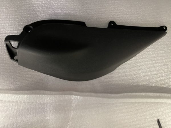 COPERCHIO SPOILER INFERIORE SX ALLOGGIAMENTO CAVALLETTA LATERALE ORIGINALE PIAGGIO LIBERTY 50-125-150 IJET (2013-2020)CODICE 1B0020090000C , COME NUOVO