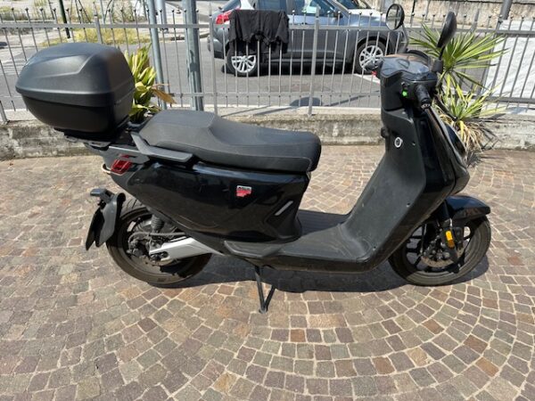 NIU Mqi Gt 70 km/h Anno 2022 km 4500 100% Elettrico colore nero lucido completo di bauletto doppia batteria se,pre taglia dato . Perfetto