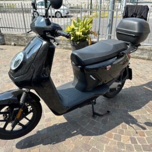 NIU Mqi Gt 70 km/h Anno 2022 km 4500 100% Elettrico colore nero lucido completo di bauletto doppia batteria se,pre taglia dato . Perfetto