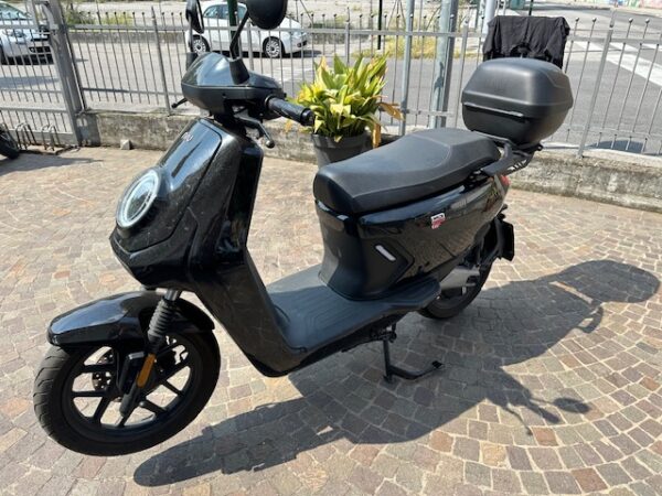 NIU Mqi Gt 70 km/h Anno 2022 km 4500 100% Elettrico colore nero lucido completo di bauletto doppia batteria se,pre taglia dato . Perfetto