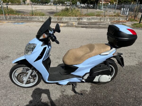 Malaguti Password 250 cc  colore Azzurro Lucido  anno immatricolazioni 2010 perfetto  usato pochissimo perfetto appena 22000 Km  sempre tagliandato e gommato . Garantito 1 Anno USATO