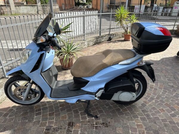 Malaguti Password 250 cc  colore Azzurro Lucido  anno immatricolazioni 2010 perfetto  usato pochissimo perfetto appena 22000 Km  sempre tagliandato e gommato . Garantito 1 Anno USATO