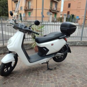 NIU Mqi Gt EVO 100  km/h Anno 2022 km 2300  100% Elettrico colore bianco opaco  completo di bauletto doppia batteria,  Perfetto