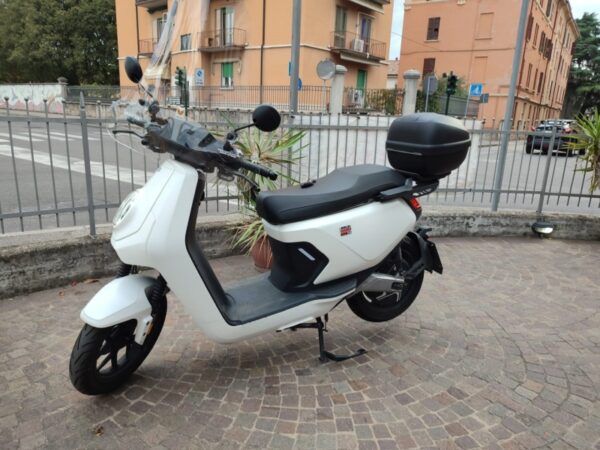 NIU Mqi Gt EVO 100  km/h Anno 2022 km 2300  100% Elettrico colore bianco opaco  completo di bauletto doppia batteria,  Perfetto