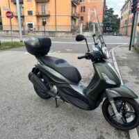 Piaggio Beverly 350 S colore verde opaco anno immatricoalzione 2019 km 18700 con parabrezza e bauletto Perfetto , USATO