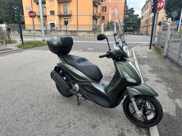 Piaggio Beverly 350 S colore verde opaco anno immatricoalzione 2019 km 18700 con parabrezza e bauletto Perfetto , USATO