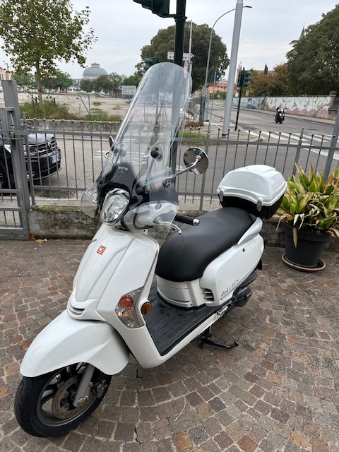 Kymco Like 125 4 Tempi colore Bianco  Lucido  anno immatricolazione 2019 km 23100 con parabrezza e bauletto Perfetto , USATO