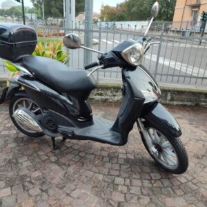 Piaggio Liberty 125 4 Tempi 3 V colore nero lucido messo molto bene sempre tagliandato e gommano anno immatrcolazione 2014 km 23000 , con bauletto nero .USATO