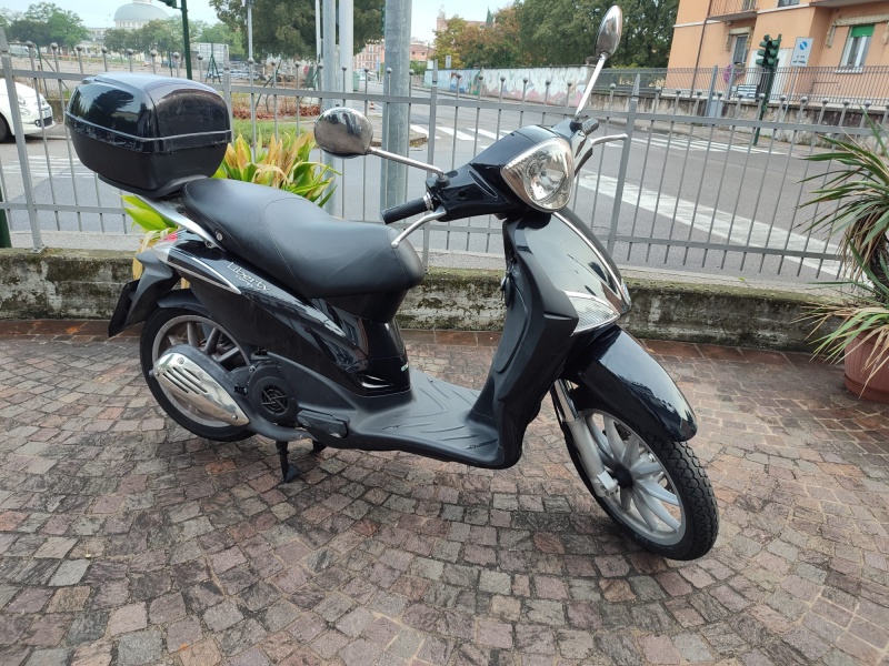 Piaggio Liberty 125 4 Tempi 3 V colore nero lucido messo molto bene sempre tagliandato e gommano anno immatrcolazione 2014 km 23000 , con bauletto nero .USATO