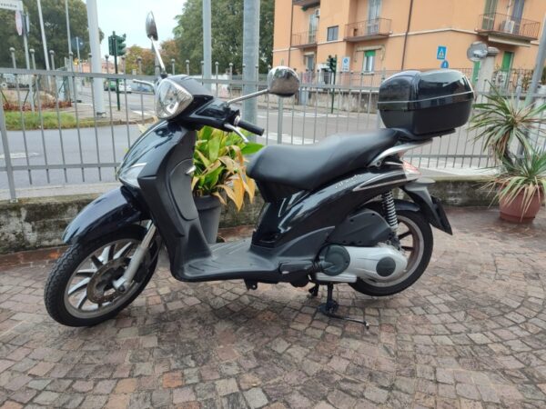 Piaggio Liberty 125 4 Tempi 3 V colore nero lucido messo molto bene sempre tagliandato e gommano anno immatrcolazione 2014 km 23000 , con bauletto nero .USATO