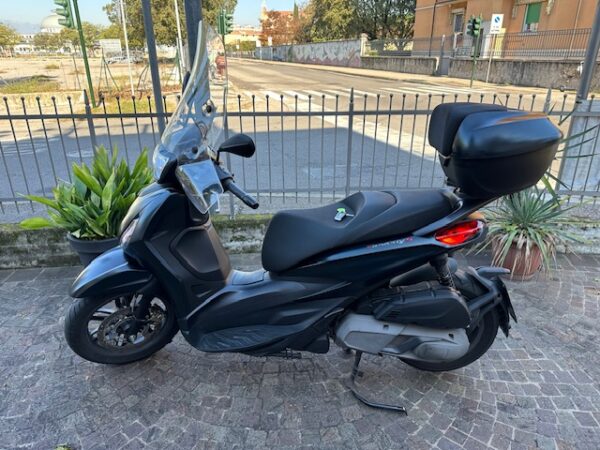 Piaggio Beverly 400 Hpe S colore Blu Tempesta Opaco anno immatricolazione 2021 km 15000  con parabrezza e bauletto Perfetto , USATO