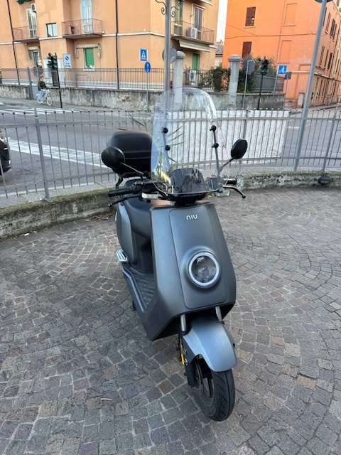 NIU N Sport 50km/h Anno 2020  km 300 100% Elettrico colore Grigio Opaco completo Parabrezza e Bauletto 1 batteria , Usato  Perfetto