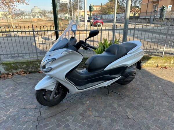 Yamaha Majestik 400  colore Bianco Lucido anno immatricolazioni 2009 perfetto usato pochissimo perfetto appena 42000 Km unico proprietario sempre tagliandato e gommato  . Garantito 1 Anno USATO