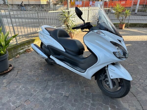 Yamaha Majestik 400  colore Bianco Lucido anno immatricolazioni 2009 perfetto usato pochissimo perfetto appena 42000 Km unico proprietario sempre tagliandato e gommato  . Garantito 1 Anno USATO