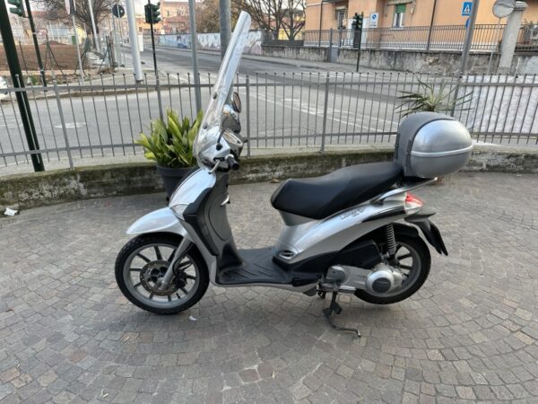 Piaggio Liberty 150 Rst  colore Argento Lucido anno immatricolazione 2009 perfetto usato pochissimo come nuovo  appena 12000 Km sempre tagliandato e gommato . Garantito 1 Anno USATO